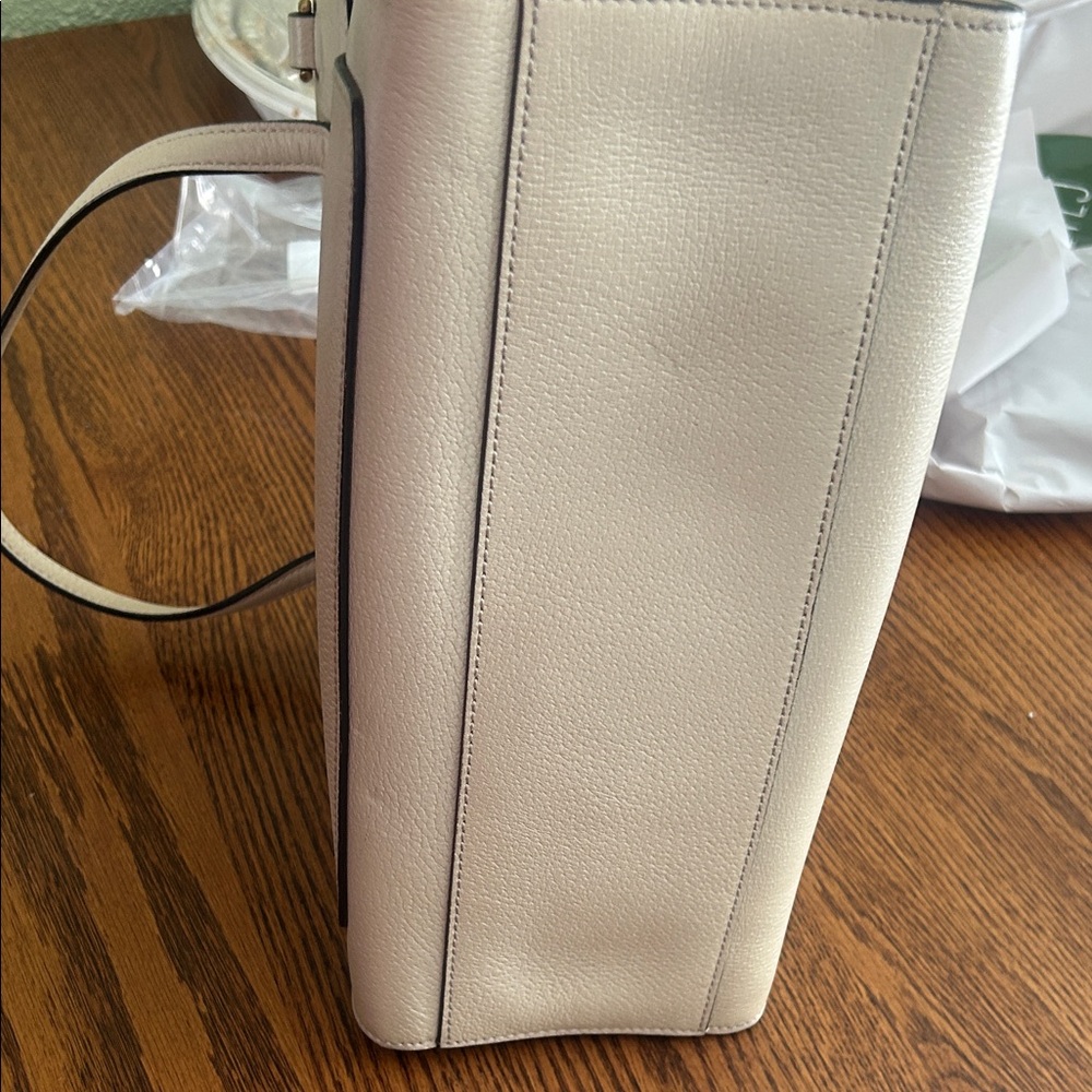Gucci Elegant Cream Handbag with Butterfly Accent and Gucci Strap - Picture 8 of 12